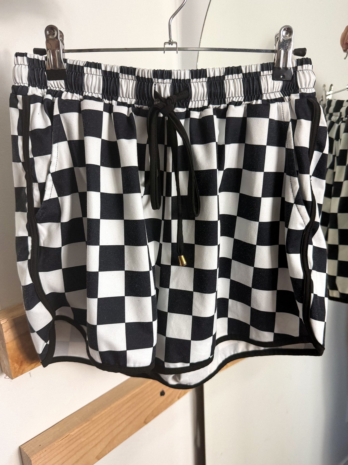 B&W Check Shorts : M