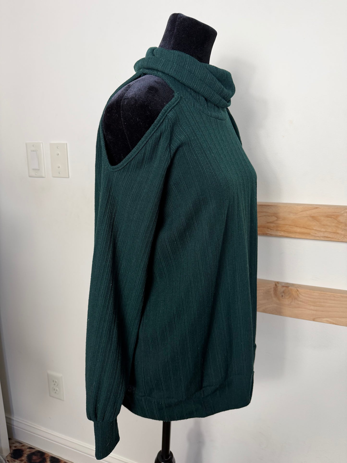Green Cold Shoulder Top : L