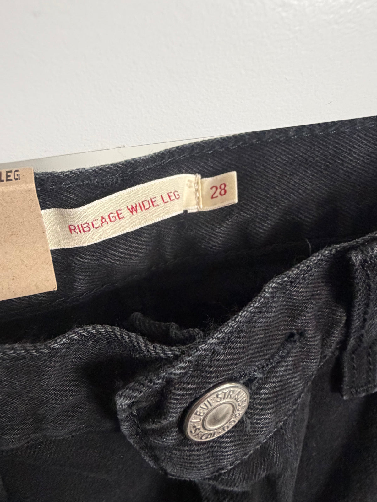 Wide Leg Levi : 28