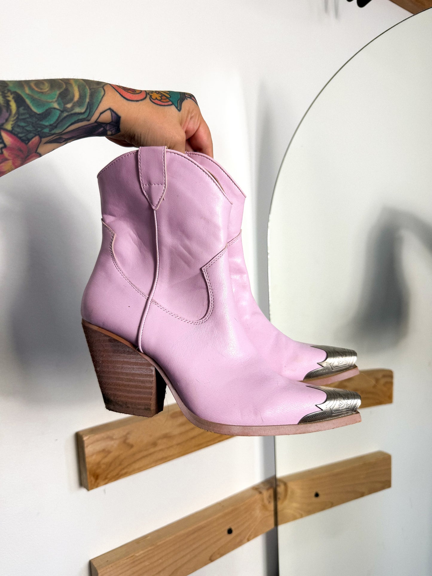 Lavender Boots : 7.5