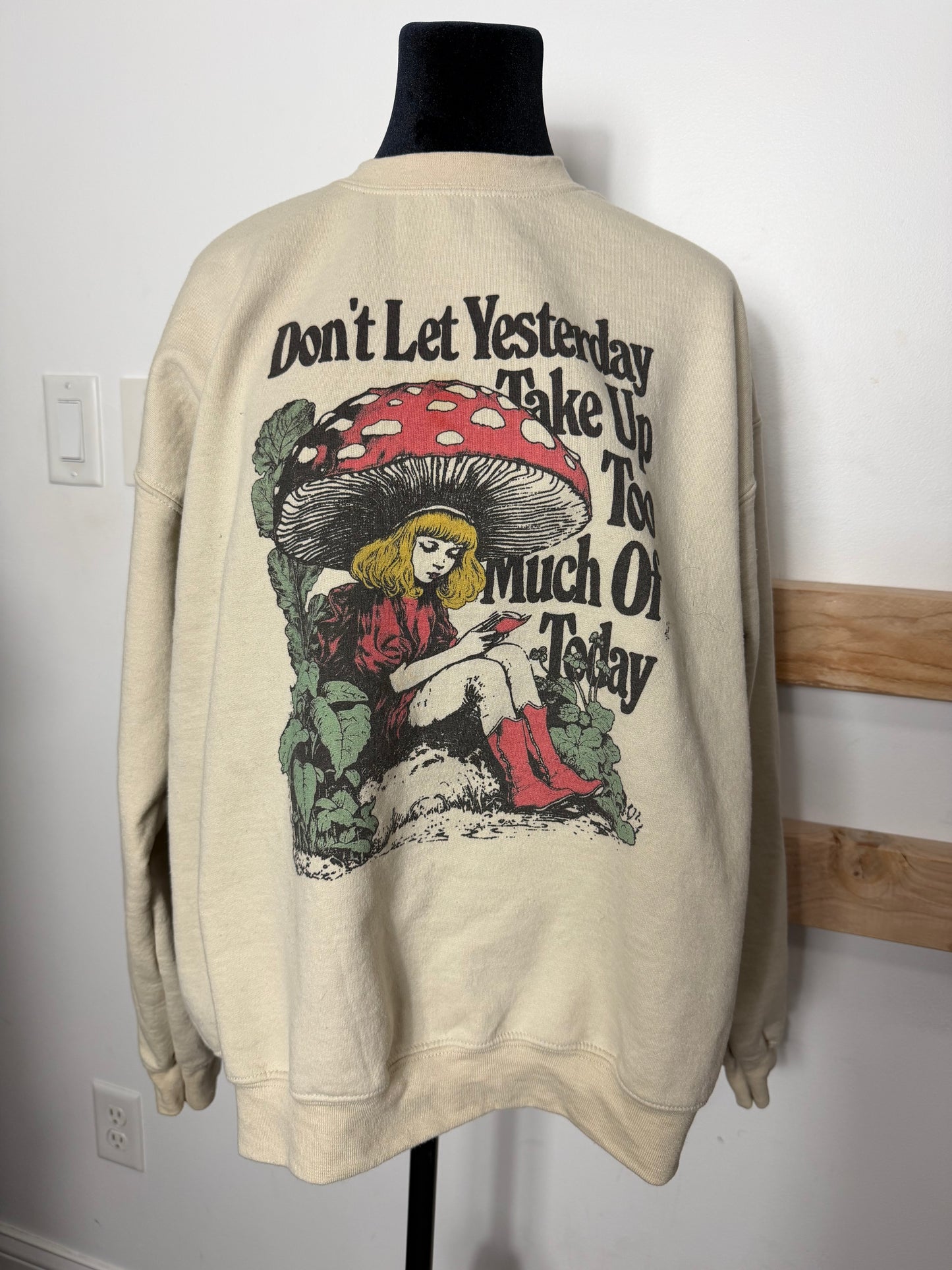Mushroom Girl Crewneck : L