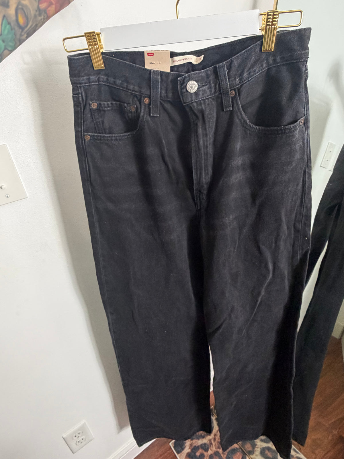 Wide Leg Levi : 28