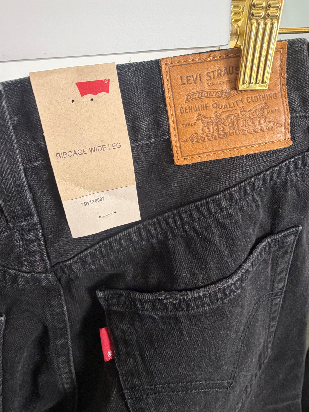 Wide Leg Levi : 28